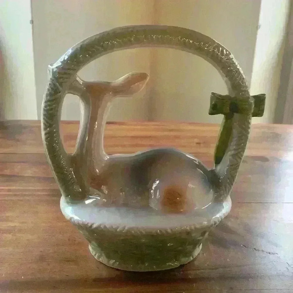 Vintage Porcelain Lusterware Deer in a Basket - Picture 3 of 6